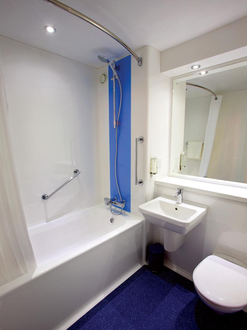 Travelodge London Richmond Central Buitenkant foto